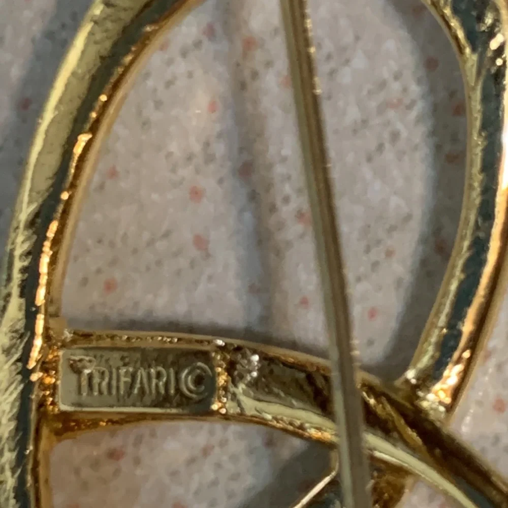 Vintage Trifari gold knot broach (374)